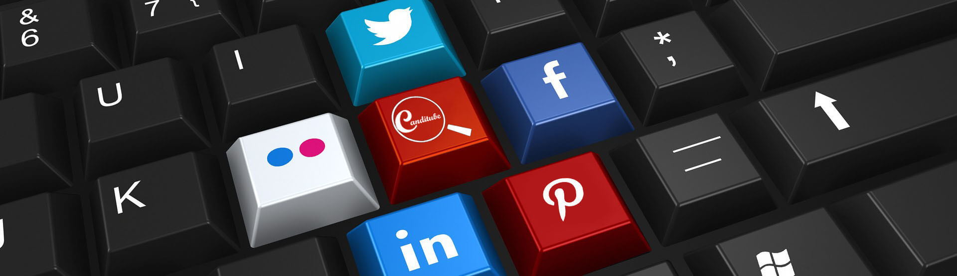Un teclado negro con teclas de colores representando las principales redes sociales. En una de las teclas, se puede ver el logo de Canditube